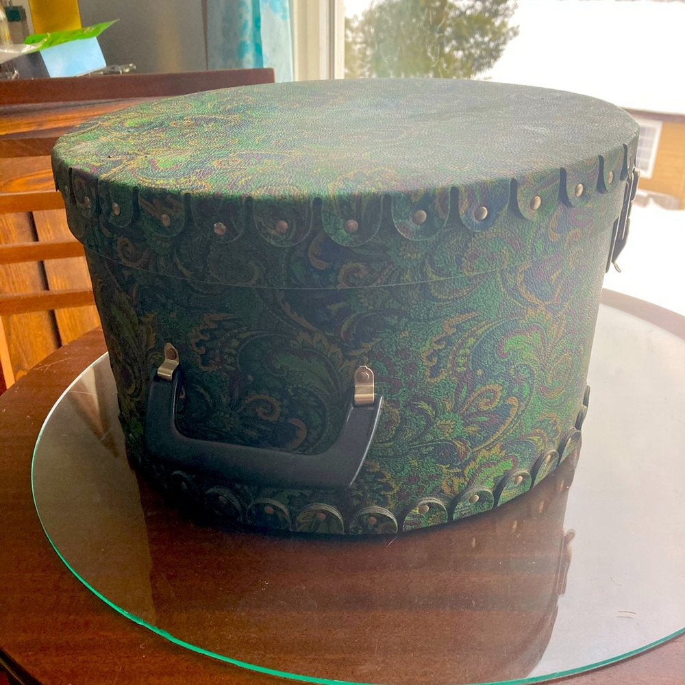 Vintage hat box with snap sides